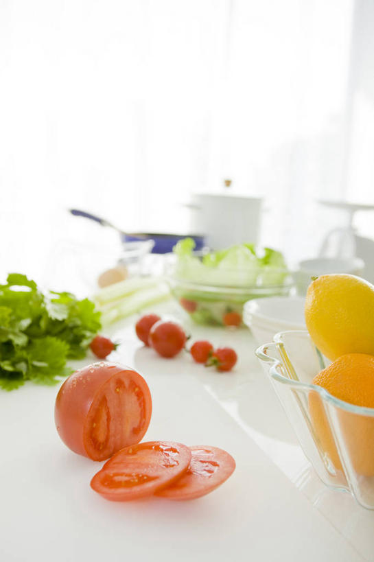 无人,竖图,室内,白天,正面,烹饪,西餐,柠檬,蔬菜,西红柿,小番茄,厨具,水果,金属制品,一堆,许多,阴影,堆叠,堆积,朦胧,模糊,反射,金属,锅子,影子,调料,酱料,酱汁,佐料,沙拉,料理,食品,果实,调味品,很多,调味料,色拉,锅,酱,沙拉酱,沙律,菜肴,美食,食物,西式,佳肴,煎锅,锅具,色拉酱,堆,烹饪用具,小西红柿,樱桃小番茄,珍珠小番茄,烹调用具,益母果,柠果,樱桃番茄,圣女果,番茄,烹调,彩图,蔬果沙拉