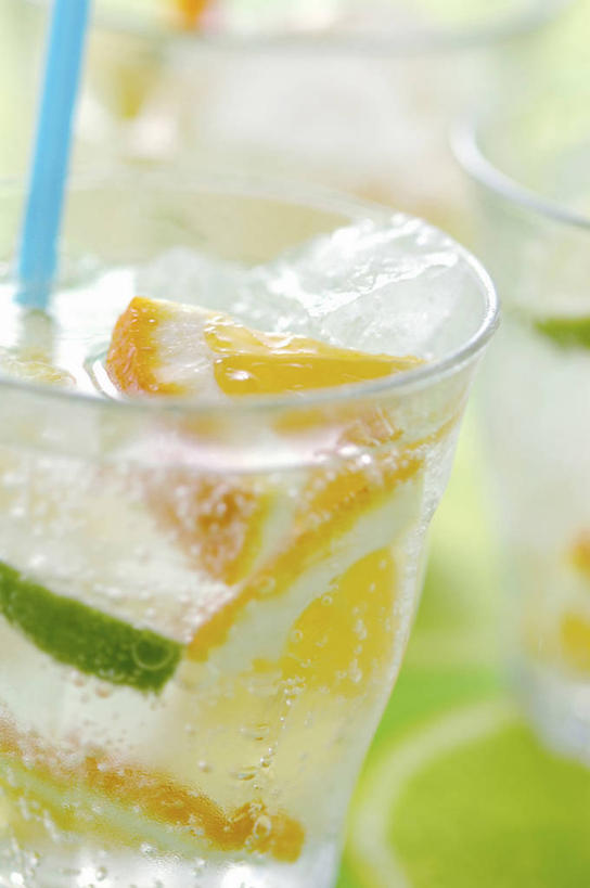 无人,竖图,俯视,室内,特写,白天,杯子,水果,阴影,朦胧,模糊,新鲜,反射,高脚杯,影子,塑料,生食,食品,果实,酒类,文化,玻璃制品,酒,食物,饮料,酒杯,塑料制品,吸管,鸡尾酒,调酒,有机食品,绿色食品,创造,空心,想象,酸橙,饮管,鸡尾酒杯,代代,盖比丽娜鸡尾酒,玻璃杯,橙子,橙,彩图,高角度拍摄,圆柱状