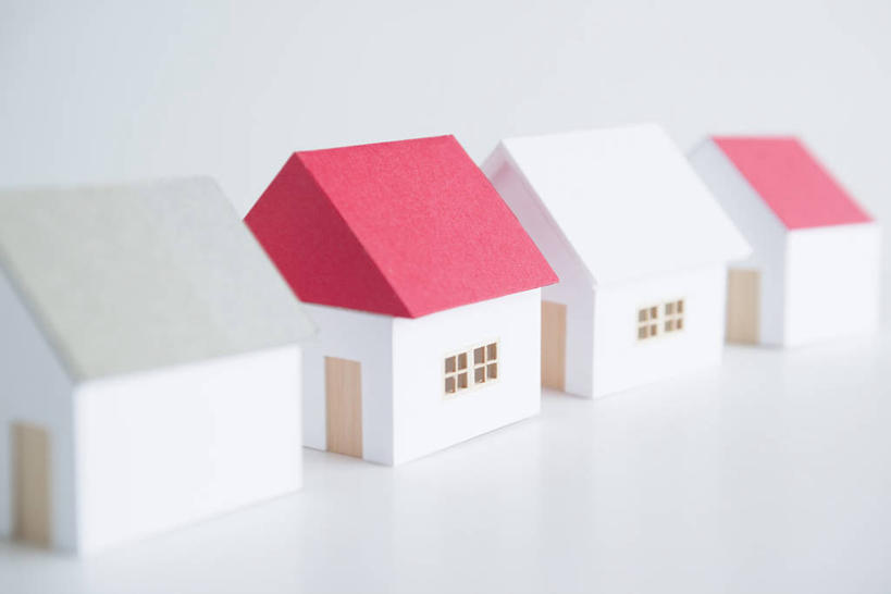 无人,横图,室内,特写,白天,白色背景,正面,静物,一排,阴影,朦胧,模糊,整齐,并列,并排,立体,反射,空间,影子,屋顶,顶棚,排列,红色,白色,模型,规划,摄影,影棚,队列,平行,直观,建筑模型,建筑设计,四座,设计,彩图,影棚拍摄,拍摄