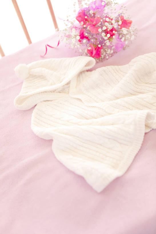 无人,栏杆,竖图,俯视,室内,特写,白天,婴儿服装,安全,床,阴影,盛开,反射,影子,围栏,花蕾,护栏,花,花瓣,花朵,鲜花,花苞,花蕊,舒服,单人床,婴儿用品,婴儿床,保护,舒适,彩图,高角度拍摄,婴儿服