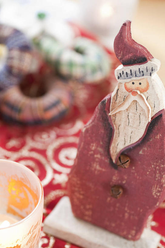 西方人,胡须,一个人,无人,站,竖图,俯视,室内,特写,白天,静物,蜡烛,帽子,雕塑,欧洲,圣诞节,欧洲人,仅一个男性,仅一个人,节日,朦胧,模糊,庆祝,艺术,装饰,雕刻,雕像,注视,文化,红色,工艺品,观察,看,站着,仅一个老年男性,庆典,圣诞帽,观看,纪念,美术,察看,关注,主题,圣诞服,陈列,功能,美学,棉帽,烛炬,老年男性,男人,男性,白种人,胡子,络腮胡,站立,半身,彩图,高角度拍摄