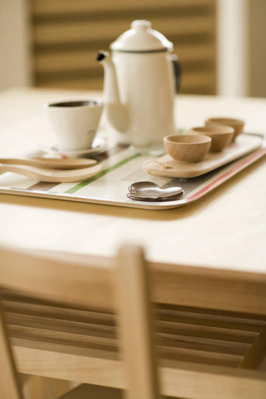 无人,竖图,室内,白天,正面,餐桌,桌子,杯子,餐具,椅子,阴影,朦胧,模糊,反射,叉子,碟子,壶,盘,影子,勺子,陶瓷,木椅,陶瓷制品,水壶,盘子,茶壶,容器,水杯,调羹,碟,汤匙,餐台,餐叉,茶杯,进餐用具,彩图