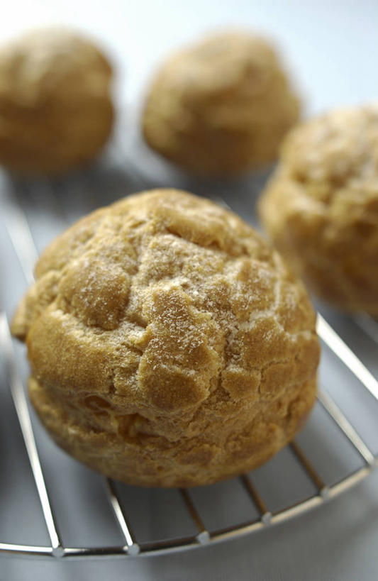 点心,无人,竖图,俯视,室内,特写,白天,烘焙,餐桌,桌子,金属制品,阴影,朦胧,模糊,反射,金属,影子,食品,泡芙,甜点,甜品,架子,食物,糕点,一个,甜食,四个,摄影,影棚,单个,餐台,冷却,冷却架,彩图,高角度拍摄,影棚拍摄,拍摄