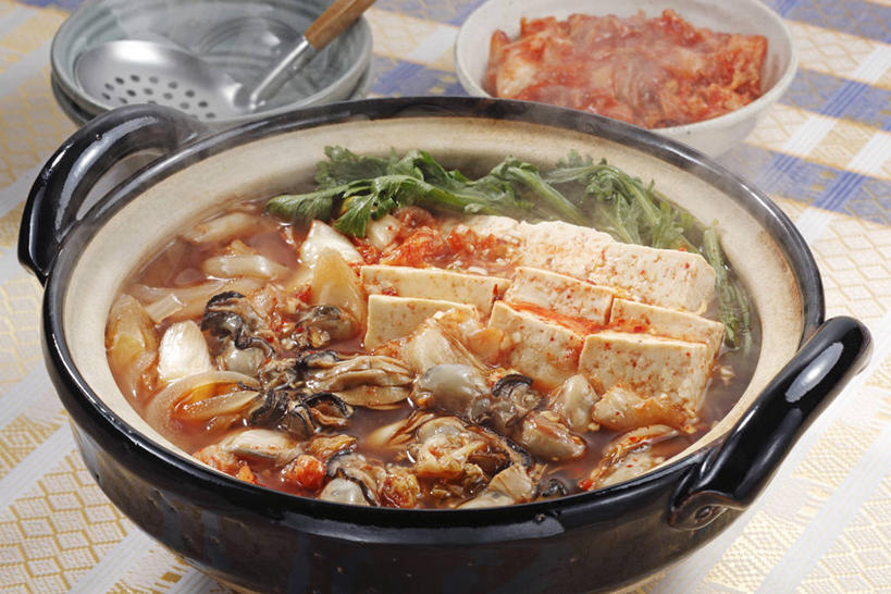 豆腐,泡菜,无人,横图,俯视,室内,特写,白天,烹饪,雾,餐桌,桌子,蔬菜,厨具,沸腾,朦胧,模糊,新鲜,蒸汽,布料,炖锅,锅子,滤器,勺子,陶瓷,菌菇,香菇,料理,食品,陶瓷制品,水蒸气,韩式,菌类,布纹,锅,火锅,菜肴,美食,桌布,食物,餐巾,台布,食用菌,佳肴,有机食品,绿色食品,餐台,锅具,真菌,豆制品,韩国料理,漏勺,韩国菜,韩式料理,烹饪用具,韩国泡菜,蒸发,暖锅,椎茸,烹调用具,餐桌布,烹调,彩图,高角度拍摄,平庄菇,香菌,香蕈,韩式泡菜火锅,泡菜火锅