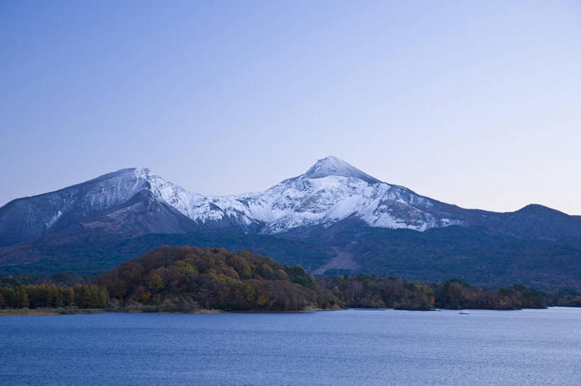 无人,横图,室外,白天,正面,旅游,度假,湖,湖泊,火山,美景,山,树林,水,雪,雪山,植物,大雪,日本,亚洲,阴影,光线,影子,冰,湖面,积雪,景观,山峰,水流,水面,雪景,冬季,冬天,山峦,娱乐,树,树木,蓝色,绿色,蓝天,天空,阳光,自然,湖水,天,享受,休闲,景色,放松,寒冷,生长,晴朗,成长,冰冷,自然风光,东亚,本州,万里无云,本州岛,日本国,东北地方,福岛,福岛县,严寒,冰凉,酷寒,凛冽,凛凛,极冷,活火山,晴空,晴空万里,彩图,磐梯山