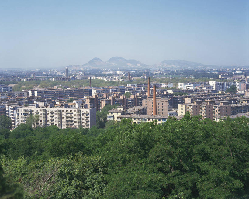 无人,家,横图,室外,白天,正面,旅游,度假,美景,树林,植物,城市风光,城市,建筑,中国,亚洲,阴影,光线,影子,房屋,屋子,景观,公寓,建筑群,娱乐,建设,洋房,楼房,住宅,树,树木,蓝色,绿色,蓝天,天空,阳光,自然,天,享受,休闲,景色,放松,生长,晴朗,成长,东亚,辽宁,辽宁省,万里无云,中华人民共和国,辽,东北地区,晴空,晴空万里,彩图,房子