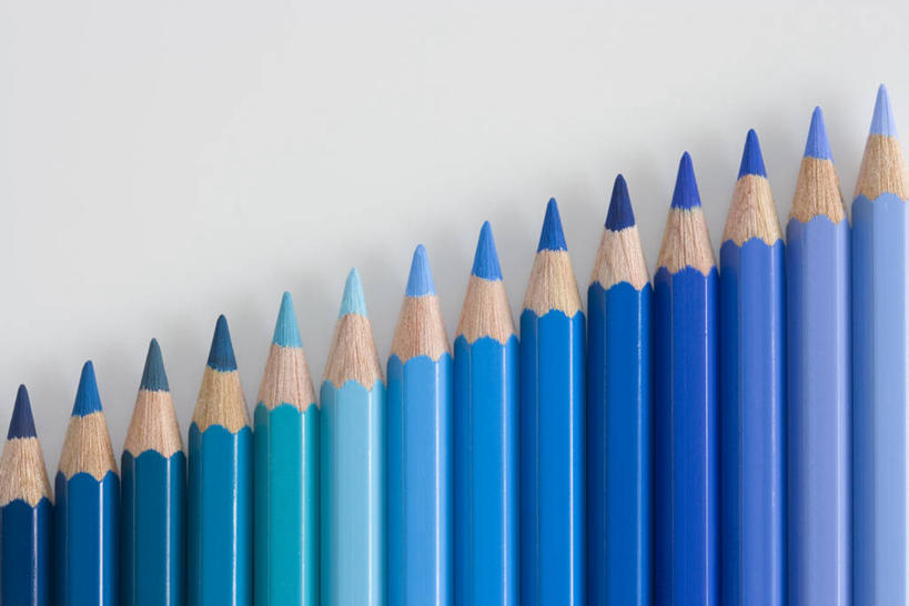 无人,横图,室内,特写,白天,白色背景,正面,静物,一排,许多,阴影,整齐,透明,反射,纹路,笔,纹理,影子,办公用品,很多,文具,排列,蓝色,铅笔,学习用品,摄影,影棚,文具用品,队列,肌理,理智,沉静,冷色,高深,冷淡,彩图,影棚拍摄,拍摄,彩色铅笔