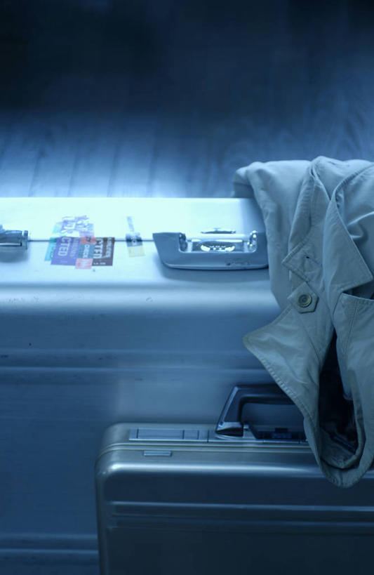 无人,竖图,室内,白天,正面,厨房,柜子,桌面,桌子,手提箱,阴影,朦胧,模糊,光线,包,公文包,旅行箱,影子,灯光,储物柜,容器,行李箱,箱子,公事包,储藏,出差,储存,储备,蕴藏,贮备,彩图,旅行,灶间,厨房料理台,贮存,料理台