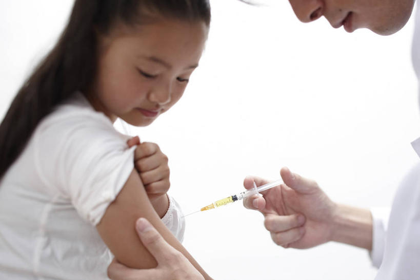 东方人,儿童,两个人,医生,闭眼,横图,室内,白天,白色背景,侧面,工作服,制服,纯洁,亚洲,握,服装,拿,拿着,休闲装,黄种人,小孩,衣服,低头,医护人员,医疗人员,休闲,休闲服,针管,针筒,可爱,童年,童趣,治疗,握着,注射,摄影,服饰,影棚,医疗,医疗设备,诊断,疫苗,注射器,预防,童真,烂漫,无邪,垂头,工作制服,天真,男人,男性,年轻男性,女孩,女人,女性,亚洲人,孩子,大夫,闭眼睛,闭着眼,闭着眼睛,半身,彩图,影棚拍摄,工作套服,拍摄,生物制品,制剂,女生