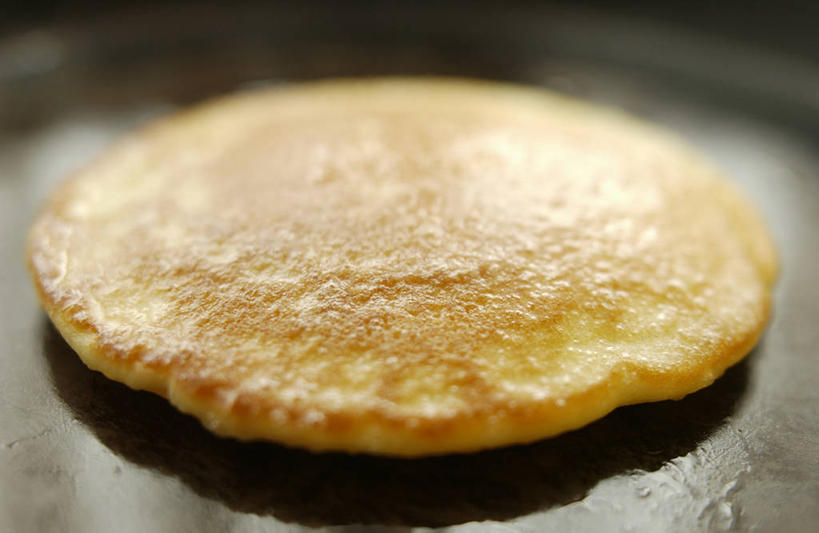 点心,煎饼,无人,横图,俯视,室内,特写,白天,餐具,阴影,朦胧,模糊,反射,碟子,盘,影子,食品,文化,小吃,食物,糕点,一个,盘子,碟,甜食,单个,薄煎饼,彩图,高角度拍摄,班戟,薄烤饼