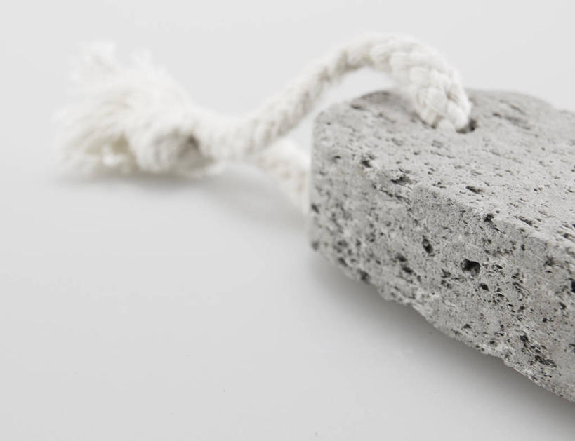 无人,横图,俯视,室内,特写,白天,阴影,灰色背景,朦胧,模糊,反射,影子,一个,绳子,摄影,影棚,单个,绳索,浮石,磨脚石,搓脚石,彩图,高角度拍摄,影棚拍摄,拍摄