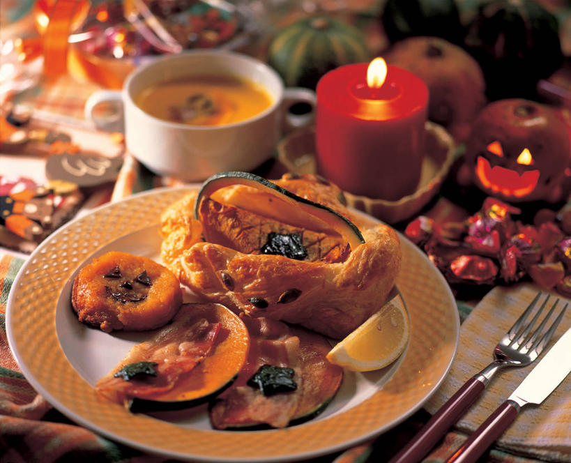 面食,无人,横图,俯视,室内,白天,烹饪,西餐,南瓜,蔬菜,餐具,蜡烛,许多,阴影,节日,朦胧,模糊,庆祝,新鲜,光线,叉子,刀叉,刀子,碟子,火焰,盘,影子,烛光,陶瓷,金瓜,料理,食品,面点,陶瓷制品,很多,燃烧,文化,菜肴,美食,番瓜,食物,盘子,容器,碟,碗,点燃,庆典,万圣节,西式,佳肴,有机食品,绿色食品,纪念,储藏,派,麦瓜,倭瓜,储存,餐刀,餐叉,南瓜派,进餐用具,彩图,高角度拍摄,贮存