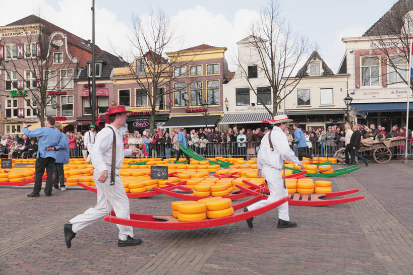 奶酪,西方人,家,走,横图,室外,白天,正面,度假,美景,植物,城市风光,城市,道路,路,欧洲,荷兰,欧洲人,许多,握,阴影,服装,光线,影子,房屋,屋子,景观,云,云朵,公寓,小路,干酪,起司,交通,芝士,首都,很多,许多人,营养,拿,云彩,拿着,休闲装,娱乐,洋房,楼房,住宅,树,树木,衣服,黄色,蓝色,绿色,白云,蓝天,天空,阳光,自然,天,一群人,享受,休闲,休闲服,乳酪,景色,放松,握着,服饰,生长,晴朗,成长,乳制品,西欧,发酵,阿姆斯特丹,荷兰王国,尼德兰王国,北荷兰省,阿克马,男人,男性,年轻男性,年轻女性,女人,女性,白种人,晴空,步行,散步,走路,彩图,全身,房子
