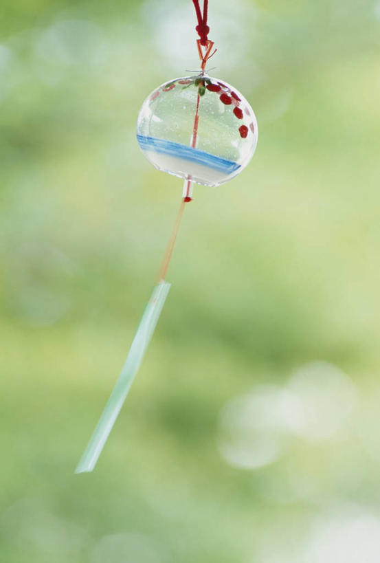 无人,竖图,室外,特写,白天,正面,幸福,运气,植物,风铃,吊挂,悬挂,朦胧,模糊,挂,树,树木,一个,绿色,自然,祈祷,祈福,警示,许愿,生长,单个,成长,祈求,吉祥,平和,问候,警惕,思念,想念,玉振,幸运,占风铎,彩图,日式风铃