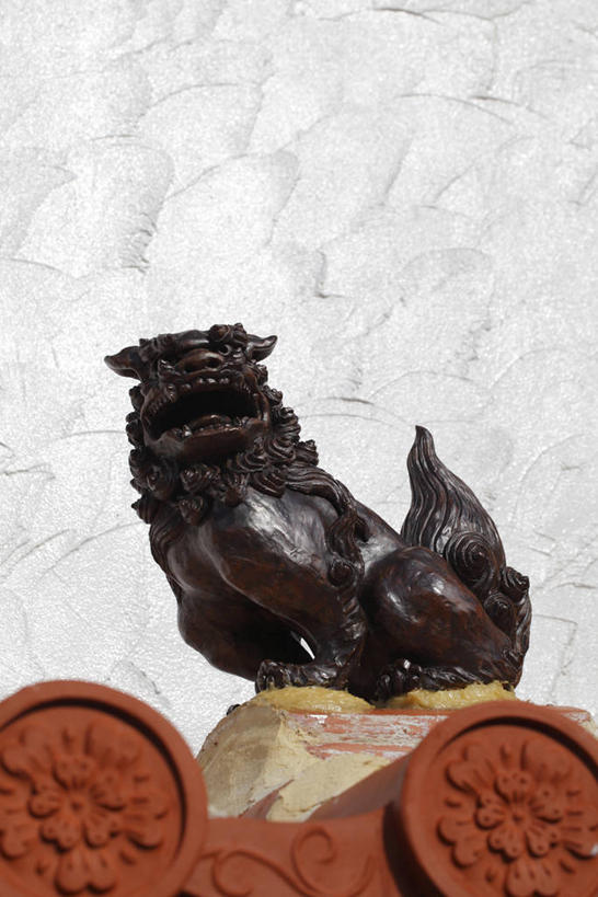 无人,竖图,室外,特写,白天,仰视,哺乳动物,野生动物,狮子,静物,雕塑,阴影,辟邪,艺术,装饰,光线,雕刻,雕像,影子,文化,石雕,阳光,动物,工艺品,石狮,祈祷,健康,许愿,纪念,祈求,美术,主题,凶猛,陈列,功能,美学,驱邪,祛邪,避邪,守护神,残暴,平安,凶残,彩图,低角度拍摄