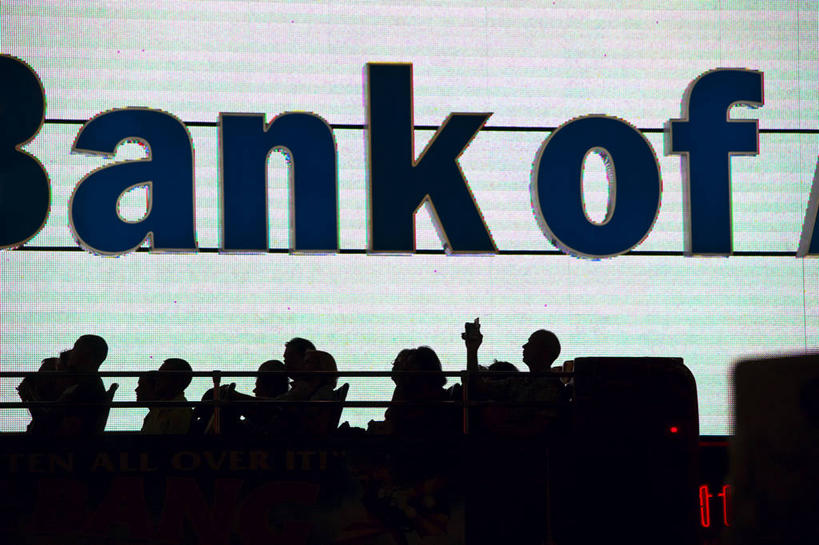 西方人,坐,横图,彩色,室外,夜晚,仰视,度假,美景,城市风光,城市,霓虹灯,公共汽车,欧洲,美国,欧洲人,服装,英文,标志,文字,字符,字母,景观,灯光,巴士,七彩,公交车,许多人,背光,休闲装,娱乐,光源,标识,霓虹,双层巴士,车,灯,衣服,交通工具,一群人,享受,休闲,休闲服,景色,放松,服饰,英文字母,北美,北美洲,照明设备,载具,美洲,逆光,纽约州,帝国之州,帝国州,氖灯,北亚美利加洲,亚美利加洲,双层公共汽车,观光巴士,男人,男性,年轻男性,年轻女性,女人,女性,白种人,坐着,半身,彩图,低角度拍摄,美利坚合众国