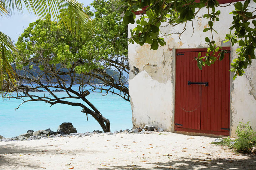 无人,家,横图,室外,白天,正面,旅游,度假,海浪,海洋,美景,植物,门,加勒比海,阴影,光线,影子,房屋,墙,屋子,景观,浪花,仓库,娱乐,楼房,墙壁,墙面,住宅,树,树木,红色,绿色,阳光,自然,海水,门框,享受,休闲,景色,南美,放松,生长,成长,南美洲,拉丁美洲,自然风光,美洲,海景,维京群岛,亚美利加洲,南亚美利加洲,处女群岛,美属处女群岛,美属维尔京群岛,维尔京群岛,美属维京群岛,圣约翰岛,大海,风浪,海,海水的波动,近岸浪,涌浪,彩图,房子