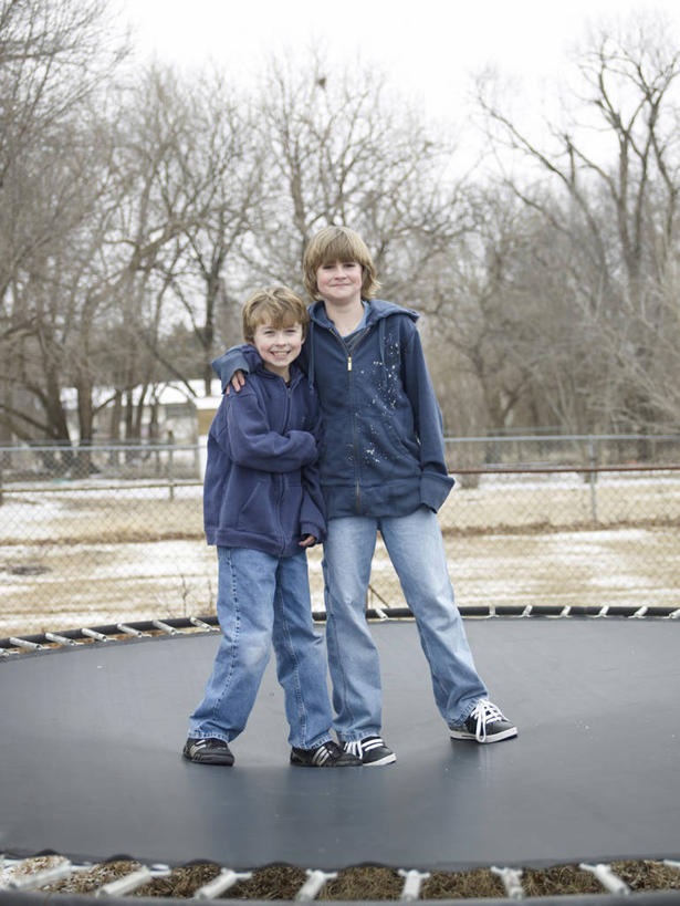 东方人,儿童,两个人,家庭,站,抱,笑,微笑,露齿笑,竖图,室外,白天,正面,锻炼,纯洁,运动,蹦床,植物,亚洲,服装,裤子,注视,牛仔裤,休闲装,黄种人,树,树木,小孩,衣服,蓝色,绿色,自然,观察,看,站着,休闲,温暖,温馨,一家人,休闲服,活力,可爱,童年,童趣,服饰,生长,成长,抱着,观看,和睦,察看,优美,搂着,关注,童真,烂漫,无邪,体育,天真,男孩,男人,男性,亚洲人,怀抱,搂,搂抱,相抱,拥抱,站立,彩图,全身,健身,空中芭蕾,融洽,男生