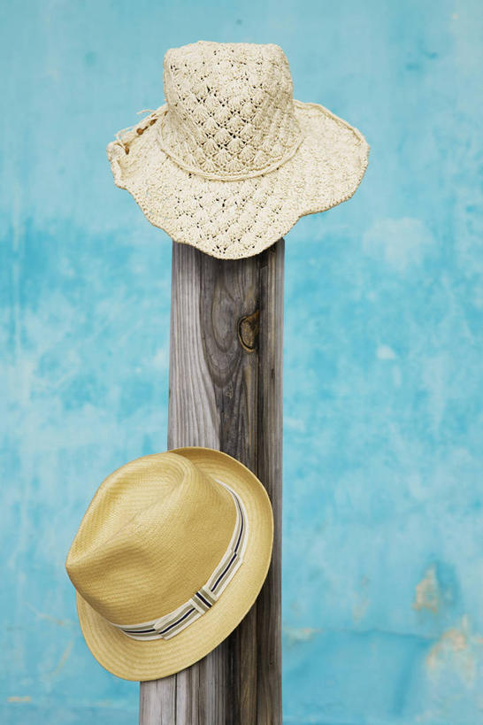 无人,体育馆,游泳池,竖图,室外,特写,白天,正面,水,帽子,两顶,阴影,光线,草帽,影子,水池,水面,树桩,泳池,树,树干,阳光,木桩,游泳馆,彩图