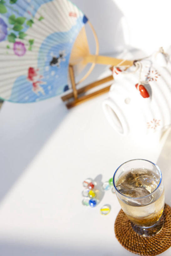 无人,竖图,俯视,室内,特写,白天,游戏,幸福,餐桌,茶,桌子,杯子,玩具,阴影,朦胧,模糊,日本文化,反射,扇子,蚊香猪,影子,茶叶,蚊香架,清凉,玩,凉爽,文化,娱乐,玻璃制品,一个,水杯,享受,休闲,温馨,放松,乐趣,益智,大麦茶,单个,餐台,活动,大麦,提神,舒适,发泄,消遣,智力,和风,醒脑,宣泄,玻璃杯,玩耍,嬉戏,彩图,高角度拍摄,和风扇,和风扇子,凉扇,蚊取豚,香薰器,小猪香炉,传统文化