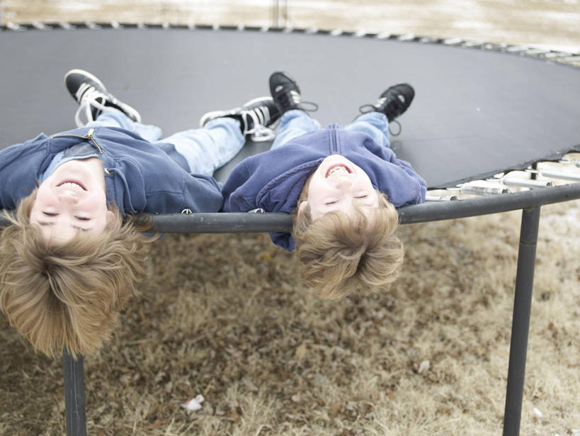 西方人,儿童,两个人,家庭,躺,笑,微笑,露齿笑,横图,俯视,室外,白天,锻炼,纯洁,运动,蹦床,欧洲,欧洲人,服装,裤子,注视,牛仔裤,休闲装,小孩,衣服,观察,看,休闲,温暖,温馨,一家人,休闲服,活力,可爱,童年,童趣,服饰,观看,和睦,察看,优美,关注,童真,烂漫,无邪,卧着,体育,天真,男孩,男人,男性,白种人,躺着,卧,彩图,高角度拍摄,全身,健身,空中芭蕾,融洽,男生