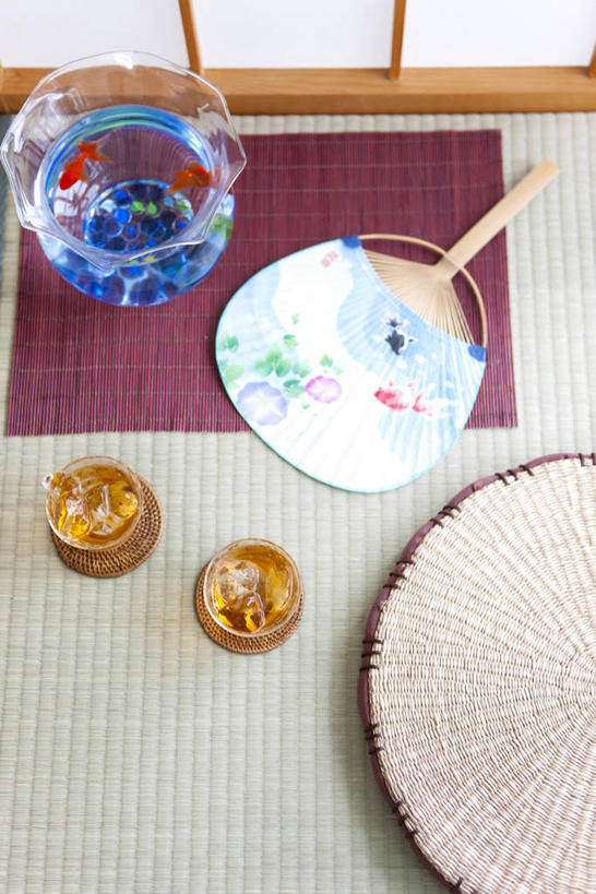 无人,竖图,俯视,室内,白天,幸福,茶,玻璃,一把,阴影,反射,金鱼,鱼,扇子,影子,冰,冰块,茶叶,鱼缸,塌塌米,榻榻米,清凉,凉爽,文化,娱乐,冷冻,鱼类,玻璃制品,享受,休闲,温馨,放松,寒冷,乐趣,大麦茶,冷藏,大麦,冰冷,提神,舒适,水生动物,醒脑,水生物,观赏鱼,金鲫鱼,保鲜,冰茶,叠席,彩图,高角度拍摄,全身,和风扇,和风扇子,凉扇,淡水生物,传统文化