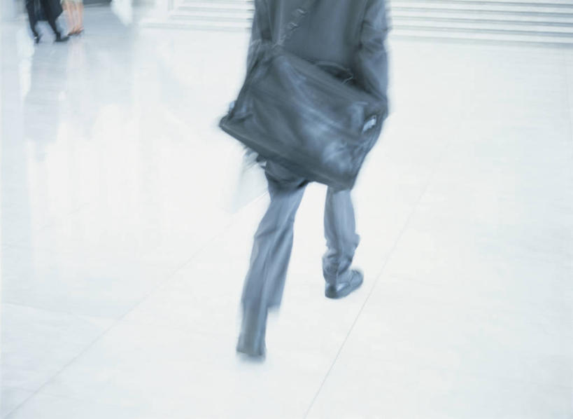 东方人,一个人,商务人士,商务男性,办公室,走,横图,室内,白天,衬衫,亚洲,仅一个男性,仅一个人,阴影,套装,朦胧,模糊,反射,包,影子,黄种人,仅一个年轻男性,背面,商务装,斜挎包,工薪阶层,男人,男性,年轻男性,亚洲人,白领,上班族,步行,散步,走路,半身,彩图,衬衣