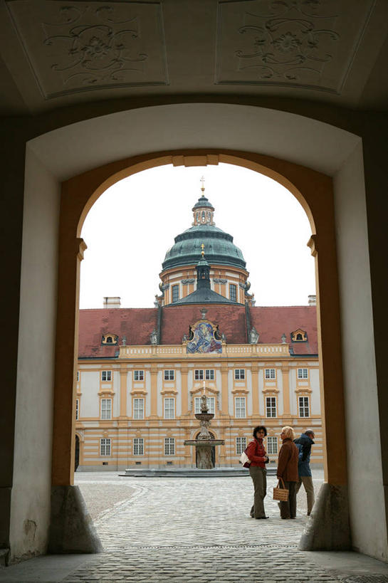 西方人,三个人,站,竖图,室外,白天,正面,旅游,度假,名胜古迹,门,标志建筑,地标,建筑,奥地利,欧洲,欧洲人,服装,节日,遗迹,云,云朵,拱门,云彩,休闲装,古迹,文化,文物,娱乐,建设,古建筑,衣服,蓝色,白云,蓝天,天空,门框,天,祈祷,站着,享受,休闲,健康,休闲服,旅游胜地,放松,许愿,宗教,服饰,信仰,晴朗,纪念,祈求,基督教,天主教,修道院,信念,古文明,中欧,奥地利共和国,下奥地利,下奥地利州,神学院,修院,隐修院,平安,男人,男性,年轻男性,年轻女性,女人,女性,白种人,晴空,站立,彩图,全身,梅尔克,梅尔克县,梅尔克修道院