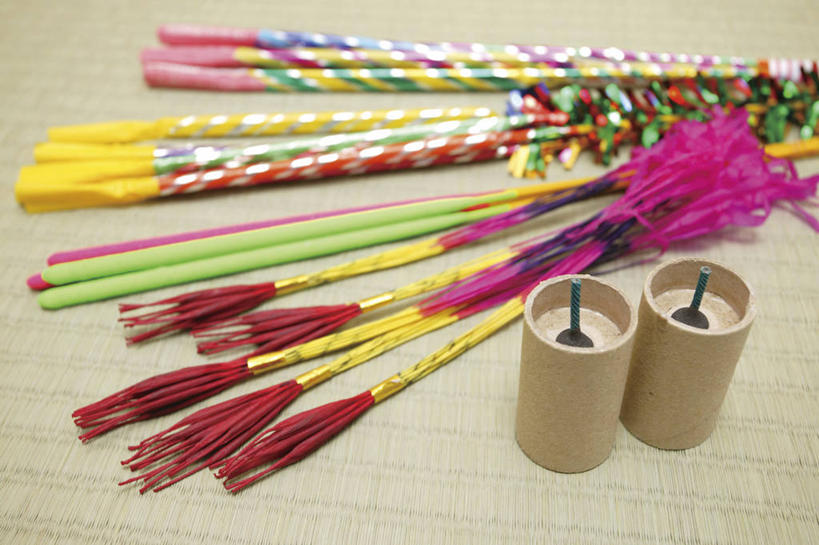 无人,横图,俯视,室内,特写,白天,烟火,静物,许多,阴影,朦胧,模糊,反射,影子,塌塌米,榻榻米,很多,焰火,礼花,仙女棒,花炮,礼花炮,叠席,手持喷泉,手持烟花,烟花,彩图,高角度拍摄