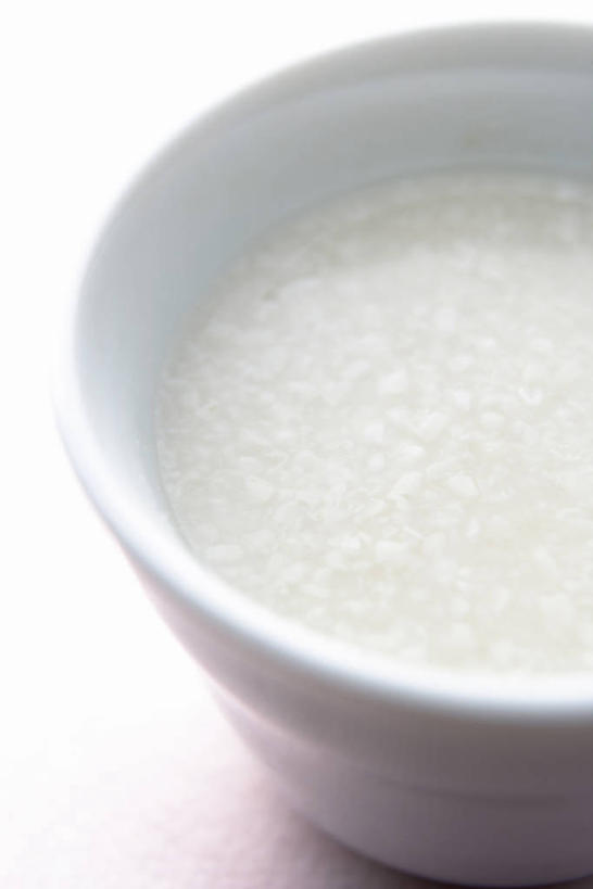 无人,竖图,俯视,室内,特写,白天,白色背景,餐桌,桌子,杯子,阴影,反射,影子,陶瓷,陶瓷制品,酒类,米酒,一杯,酒,饮料,一个,酒杯,摄影,影棚,单个,餐台,江米酒,醪糟,糯米酒,彩图,高角度拍摄,影棚拍摄,拍摄