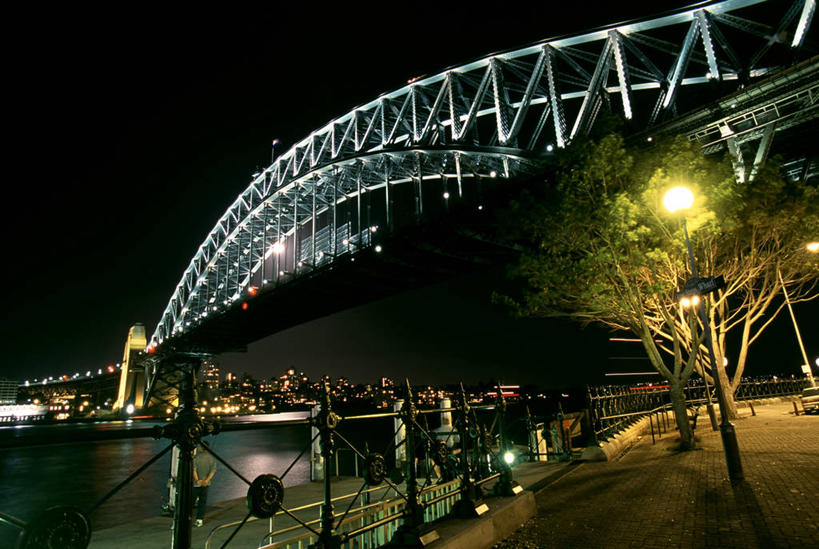 无人,栏杆,横图,室外,夜晚,仰视,旅游,度假,河流,水,植物,标志建筑,大桥,地标,建筑,路灯,桥梁,照明,澳大利亚,阴影,光线,影子,河水,水流,围栏,斜拉桥,桥,灯光,娱乐,建设,护栏,灯,树,树木,绿色,自然,享受,休闲,旅游胜地,放松,生长,成长,照亮,照明设备,大洋洲,悉尼,澳洲,悉尼大桥,海港大桥,悉尼海港大桥,南方大陆,首府,澳大利亚联邦,雪梨,新州,新南威尔士,新南威尔士州,斜张桥,彩图,低角度拍摄