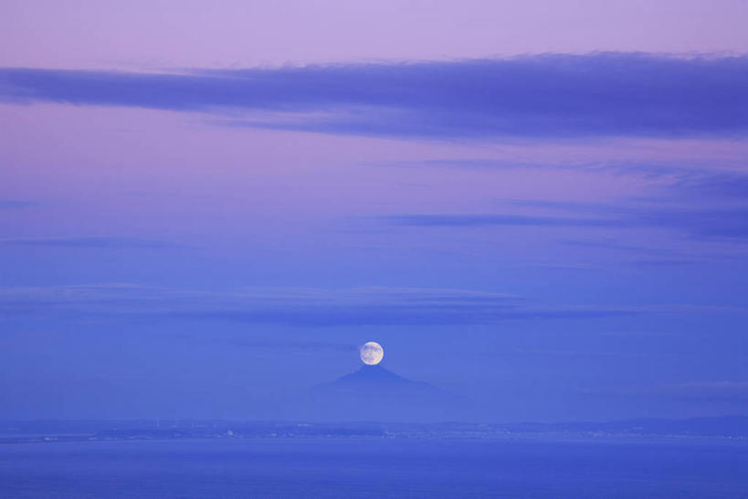 无人,横图,室外,白天,仰视,海浪,海洋,美景,日落,山,山脉,北海道,日本,亚洲,景观,浪花,山峰,晚霞,霞光,月亮,落日,满月,山峦,月光,自然,海水,黄昏,群山,景色,彩霞,明亮,自然风光,海景,东亚,日本国,北海道地方,北海道岛,皎洁,夕照,薄暮,大海,风浪,海,海水的波动,近岸浪,涌浪,夕阳,彩图,低角度拍摄,傍晚,利尻岛,利尻郡,斜阳,利尻山,利尻町,利尻岳