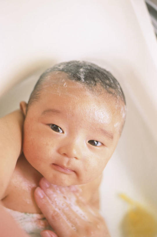 东方人,婴儿,儿童,两个人,家庭,母亲,竖图,俯视,室内,白天,洗澡,纯洁,安全,亚洲,阴影,反射,影子,防护,注视,黄种人,干净,裸露,小孩,泡泡,容器,看,清洁,享受,健康,温暖,温馨,一家人,浴盆,放松,可爱,母爱,童年,童趣,保健,活泼,储藏,保护,和睦,卫生,储存,关注,宝宝,裸,澡盆,保险,童真,纯真,烂漫,无邪,保全,周全,安稳,安定,泡汤,母婴,伶俐,平安,天真,年轻女性,女人,女性,亚洲人,孩子,年轻人,抬头,仰头,半身,彩图,高角度拍摄,沐浴,婴儿浴盆,融洽,贮存