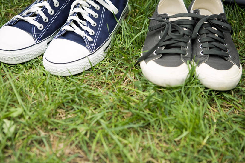 无人,横图,俯视,室外,特写,白天,草地,草坪,植物,鞋子,阴影,朦胧,模糊,光线,影子,两双,草,绿色,阳光,帆布鞋,休闲鞋,彩图,高角度拍摄