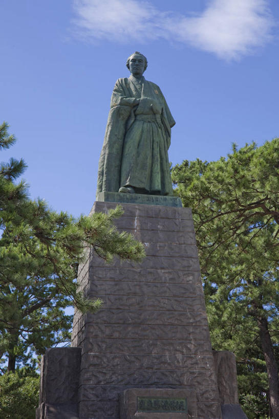东方人,一个人,无人,站,竖图,室外,白天,仰视,民族服装,旅游,度假,树林,植物,标志建筑,地标,建筑,雕塑,日本,亚洲,仅一个男性,仅一个人,仅一个中年男性,阴影,和服,艺术,装饰,光线,雕刻,雕像,影子,云,云朵,云彩,注视,黄种人,娱乐,建设,树,树木,蓝色,绿色,白云,蓝天,天空,阳光,自然,工艺品,天,观察,看,站着,享受,休闲,旅游胜地,放松,服饰,生长,晴朗,成长,观看,纪念,美术,察看,关注,主题,陈列,东亚,吴服,唐草,唐花,唐锦,高知,日本国,高知县,坂本龙马,功能,美学,四国地方,四国,四国岛,县厅,思想家,政治家,高知市,活动家,男人,男性,中年男性,亚洲人,晴空,站立,彩图,低角度拍摄,全身,传统服装,民俗服,坂本龙马像,桂浜