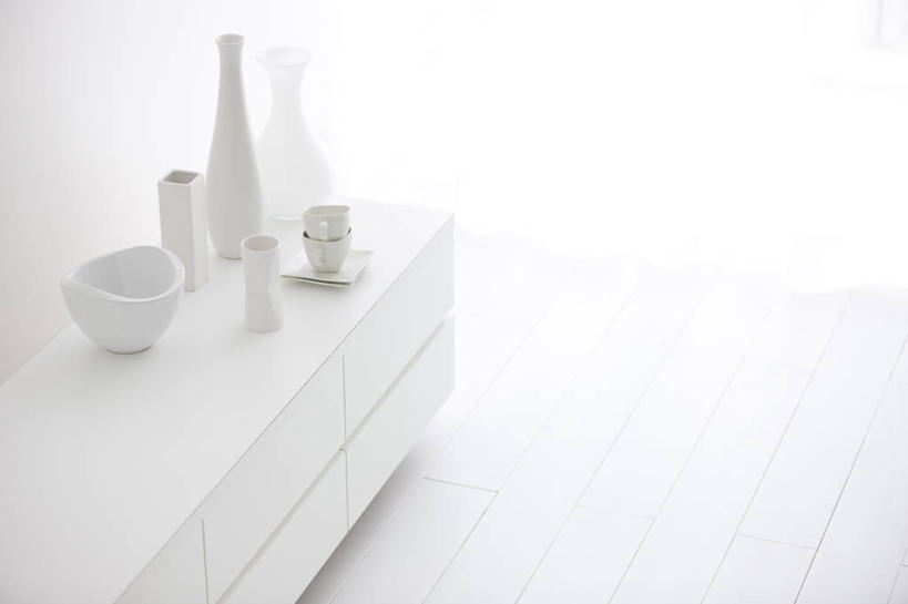 无人,横图,俯视,室内,白天,柜子,杯子,花瓶,阴影,反射,影子,陶瓷,陶瓷制品,储物柜,白色,容器,水杯,碗,储藏,卫生,储存,纯真,洁净,光明,恬静,中间色,朴素,清白,储备,蕴藏,贮备,茶杯,彩图,高角度拍摄,贮存