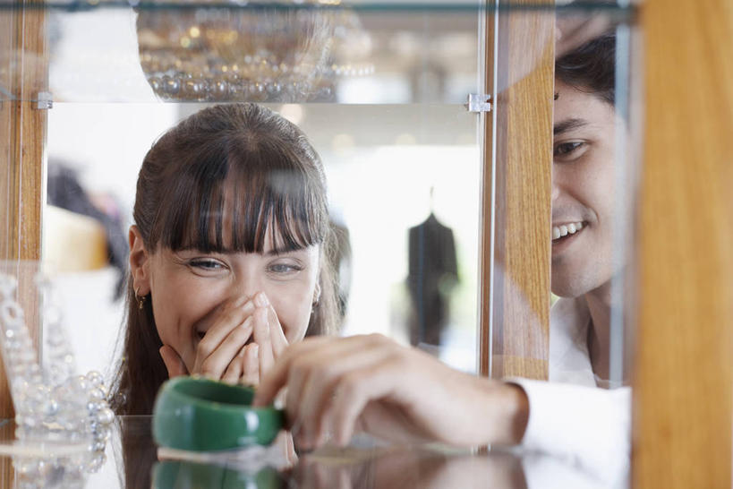 西方人,两个人,商店,坐,笑,微笑,露齿笑,横图,室内,白天,正面,爱情,欧洲,欧洲人,握,阴影,服装,朦胧,模糊,反射,影子,浪漫,注视,休闲装,商铺,装饰品,一个,衣服,饰品,手链,首饰,低头,观察,看,休闲,温暖,温馨,休闲服,恩爱,握着,遮,遮掩,恋人,服饰,手镯,单个,观看,和睦,察看,掩盖,遮挡,关注,首饰店,镯子,遮盖,珠宝店,掩饰,垂头,市肆,商号,男人,男性,年轻男性,年轻女性,女人,女性,白种人,情侣,坐着,半身,彩图,店铺,伴侣,融洽