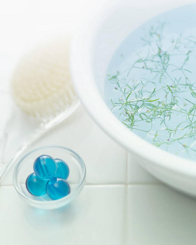 无人,竖图,俯视,室内,特写,白天,植物,玻璃,阴影,朦胧,模糊,反射,影子,塑料,草药,药草,中药,玻璃制品,容器,刷子,塑料制品,脸盆,碗,储藏,沐浴刷,储存,清洁用具,药材,中草药,中药材,本草,洗浴用具,彩图,高角度拍摄,贮存