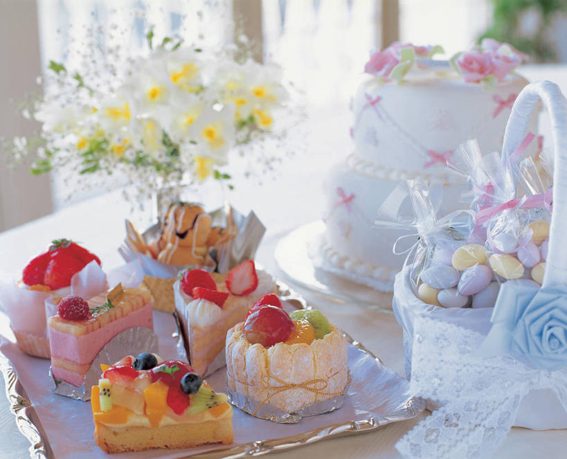 点心,无人,横图,俯视,室内,特写,白天,下午茶,餐桌,窗户,桌子,草莓,浆果,花瓶,水果,阴影,朦胧,模糊,新鲜,盛开,反射,影子,生食,食品,果实,水果蛋糕,花蕾,玻璃窗,玻璃制品,花,花瓣,花朵,鲜花,食物,糕点,玻璃瓶,瓶子,花苞,花蕊,有机食品,绿色食品,餐台,洋莓,水果皇后,红莓,地莓,彩图,高角度拍摄,蛋糕