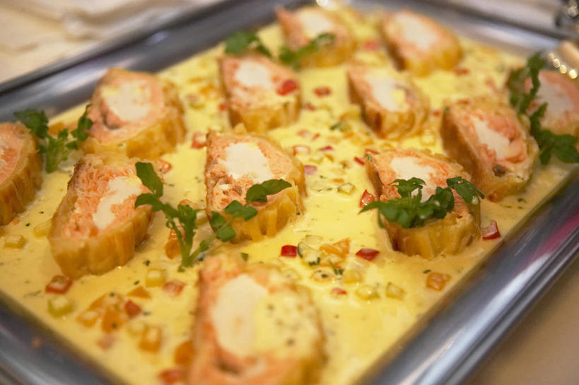 点心,面包,奶酪,无人,横图,俯视,室内,特写,白天,烹饪,西餐,餐桌,桌子,餐具,叶子,金属制品,阴影,反射,金属,碟子,盘,影子,干酪,起司,料理,食品,面点,绿叶,芝士,营养,菜肴,美食,食物,糕点,盘子,碟,嫩叶,乳酪,西式,佳肴,餐台,乳制品,发酵,蒜蓉面包,叶,叶片,彩图,高角度拍摄