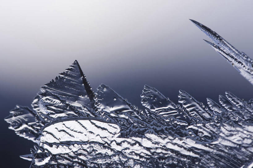 无人,横图,室内,特写,白天,正面,阴影,蓝色背景,反射,纹路,纹理,影子,冰,浮冰,寒冷,摄影,影棚,冰冷,肌理,严寒,冰凉,酷寒,凛冽,凛凛,极冷,流冰,浮冰块,彩图,影棚拍摄,拍摄