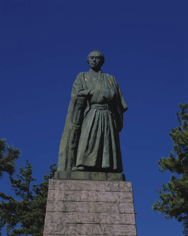 东方人,一个人,无人,站,竖图,室外,白天,仰视,民族服装,旅游,度假,植物,标志建筑,地标,建筑,雕塑,日本,亚洲,仅一个男性,仅一个人,仅一个中年男性,阴影,艺术,装饰,光线,雕刻,雕像,影子,注视,黄种人,娱乐,建设,树,树木,蓝色,绿色,蓝天,天空,阳光,自然,工艺品,天,观察,看,站着,享受,休闲,旅游胜地,放松,生长,晴朗,成长,观看,纪念,美术,察看,关注,主题,陈列,东亚,万里无云,高知,日本国,高知县,坂本龙马,功能,美学,四国地方,四国,四国岛,县厅,思想家,政治家,高知市,活动家,男人,男性,中年男性,亚洲人,晴空,晴空万里,站立,彩图,低角度拍摄,全身,传统服装,民俗服,坂本龙马像,桂浜