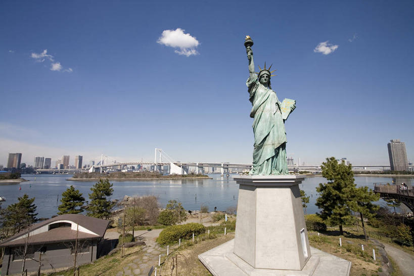 西方人,一个人,无人,高楼大厦,站,举,横图,室外,白天,正面,民族服装,度假,自由,草地,草坪,河流,美景,水,植物,城市风光,城市,大厦,建筑,摩天大楼,皇冠,书籍,雕塑,东京,自由女神像,欧洲,日本,欧洲人,亚洲,仅一个年轻女性,仅一个女性,仅一个人,一本,自由女神,握,阴影,艺术,装饰,光线,雕刻,雕像,影子,河水,景观,水流,云,云朵,拿,云彩,火把,火炬,拿着,注视,娱乐,草,树,树木,蓝色,绿色,白云,蓝天,天空,阳光,自然,工艺品,天,观察,看,托,站着,享受,休闲,景色,放松,握着,生长,晴朗,成长,观看,纪念,御台场,美术,权威,察看,高贵,关注,美好,主题,追求,陈列,东亚,向往,本州,关东地方,本州岛,日本国,东京都,功能,美学,权力,统治,县厅,港区,东京市,自由女神铜像国家纪念碑,东京港,台场,年轻女性,女人,女性,白种人,书,图书,王冠,晴空,举起,举手,举着,向上举,向上伸,向上托,站立,彩图,全身,传统服装,民俗服,大楼,高层建筑,高楼,摩天楼,自由照耀世界,东京自由女神像