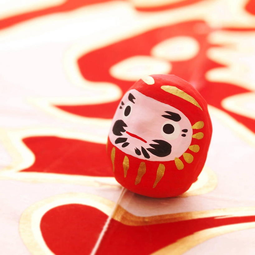 无人,横图,俯视,室内,特写,白天,静物,阴影,朦胧,模糊,反射,日文,标志,娃娃,文字,影子,字符,祝福,文化,标识,传统,一个,祈祷,祈福,健康,许愿,单个,纪念,祈求,吉祥,日语,好运,平安,彩图,高角度拍摄,达摩吉祥娃娃