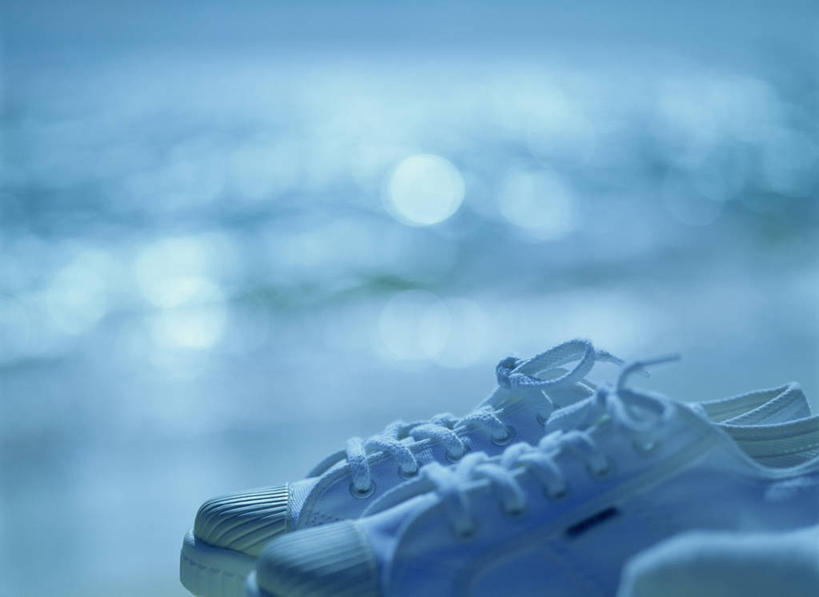 无人,横图,室外,特写,白天,正面,静物,鞋子,一双,阴影,朦胧,模糊,反射,影子,帆布鞋,休闲鞋,彩图