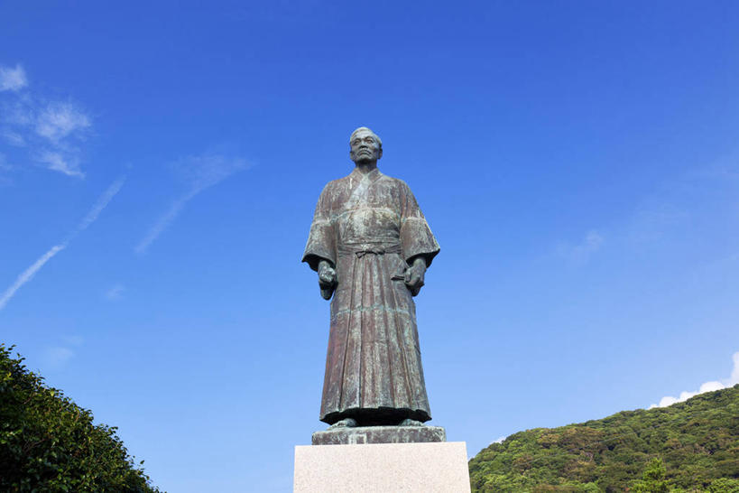 东方人,一个人,无人,教师,站,横图,室外,白天,仰视,民族服装,旅游,度假,美景,植物,雕塑,日本,亚洲,仅一个男性,仅一个人,仅一个中年男性,阴影,服装,艺术,装饰,光线,雕刻,雕像,影子,景观,云,云朵,云彩,黄种人,娱乐,树,树木,衣服,蓝色,绿色,白云,蓝天,天空,阳光,自然,工艺品,天,站着,享受,休闲,景色,放松,服饰,生长,晴朗,成长,纪念,美术,衣着,穿着,自然风光,主题,陈列,东亚,一尊,高知,日本国,高知县,功能,美学,四国地方,四国,四国岛,衣饰,教员,翻译家,男人,男性,中年男性,亚洲人,老师,晴空,站立,彩图,低角度拍摄,全身,传统服装,民俗服,先生,中滨万次郎,中浜万次郎,约翰万次郎