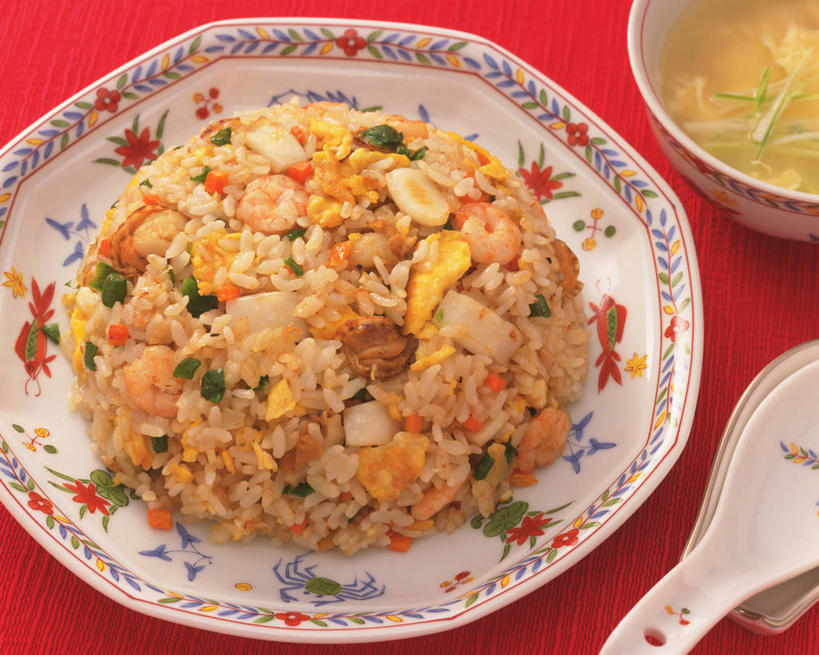 米饭,无人,横图,俯视,室内,特写,白天,烹饪,中餐,餐桌,桌子,餐具,阴影,反射,碟子,盘,影子,勺子,陶瓷,炒饭,蛋,鸡蛋,料理,食品,陶瓷制品,饭,蛋炒饭,菜肴,美食,食物,三个,盘子,容器,调羹,碟,汤匙,碗,中式,佳肴,餐台,储藏,五谷,储存,卵,彩图,高角度拍摄,鸡卵,鸡子,贮存