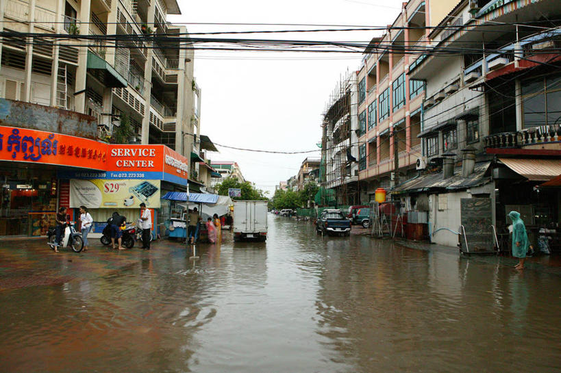 东方人,家,站,横图,室外,白天,正面,植物,柬埔寨,亚洲,服装,电力,电线,线,房屋,屋子,公寓,电能,首都,许多人,线路,休闲装,黄种人,洋房,楼房,住宅,树,树木,衣服,绿色,天空,自然,天,站着,一群人,休闲,休闲服,服饰,东南亚,生长,成长,电,电源,电源线,灾难,能量,高棉,柬埔寨王国,吉蔑,金边市,劫难,磨难,灾祸,洪水,男人,男性,年轻男性,年轻女性,女人,女性,亚洲人,站立,彩图,全身,房子,洪涝灾害,洪灾,涝灾,金边,水患,水灾,灾害