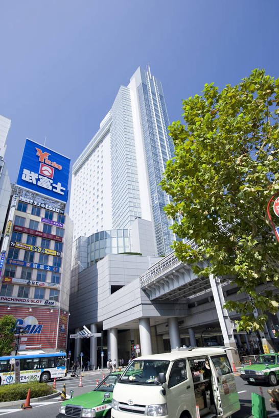 无人,家,高楼大厦,火车站,竖图,室外,白天,仰视,度假,美景,植物,城市风光,城市,大厦,建筑,摩天大楼,车站,汽车,东京,日本,亚洲,阴影,光线,影子,房屋,屋子,景观,公寓,站台,面包车,娱乐,建设,洋房,楼房,月台,住宅,车,树,树木,蓝色,绿色,蓝天,天空,阳光,自然,交通工具,天,享受,休闲,景色,放松,生长,晴朗,成长,载具,东亚,本州,万里无云,关东地方,本州岛,日本国,东京都,涩谷,涉谷,涩谷区,晴空,晴空万里,彩图,低角度拍摄,房子,大楼,高层建筑,高楼,摩天楼,铁路车站,铁路站,涩谷站