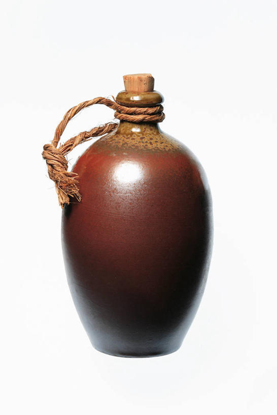 无人,竖图,室内,特写,白天,白色背景,正面,静物,阴影,反射,壶,影子,陶瓷,褐色,酒壶,陶瓷制品,一个,容器,摄影,影棚,单个,储藏,储存,彩图,影棚拍摄,拍摄,贮存